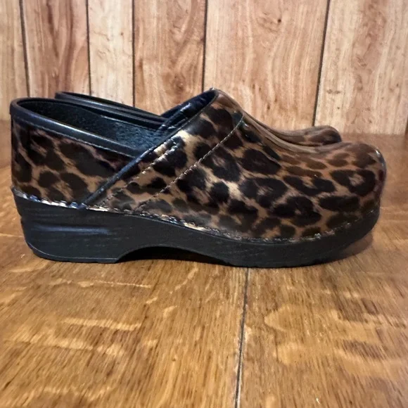 Dansko patent leopard print clogs size 38 - Picture 3 of 7